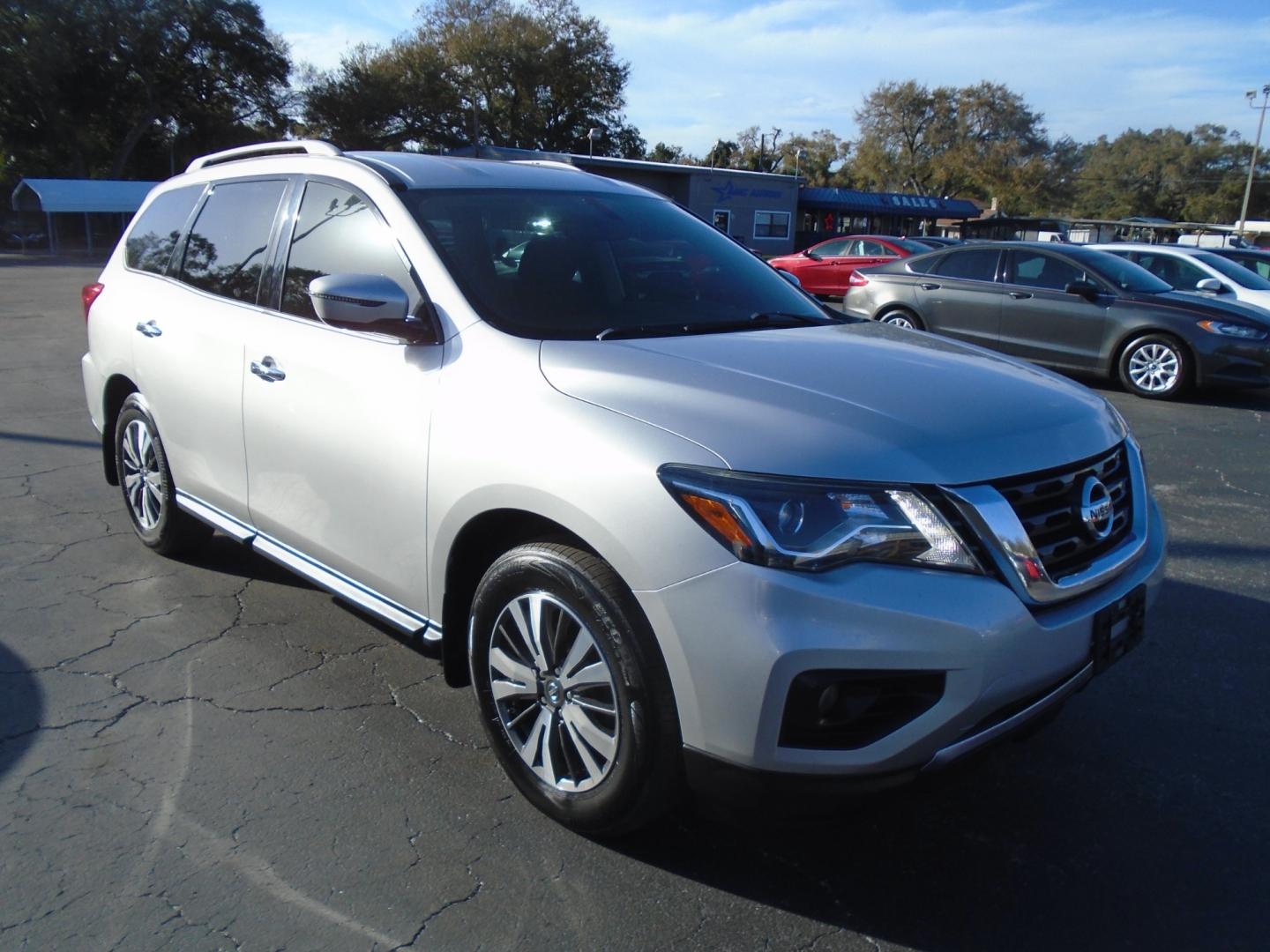 2017 Nissan Pathfinder (5N1DR2MN6HC) , located at 6112 N Florida Avenue, Tampa, FL, 33604, (888) 521-5131, 27.954929, -82.459534 - Photo#2